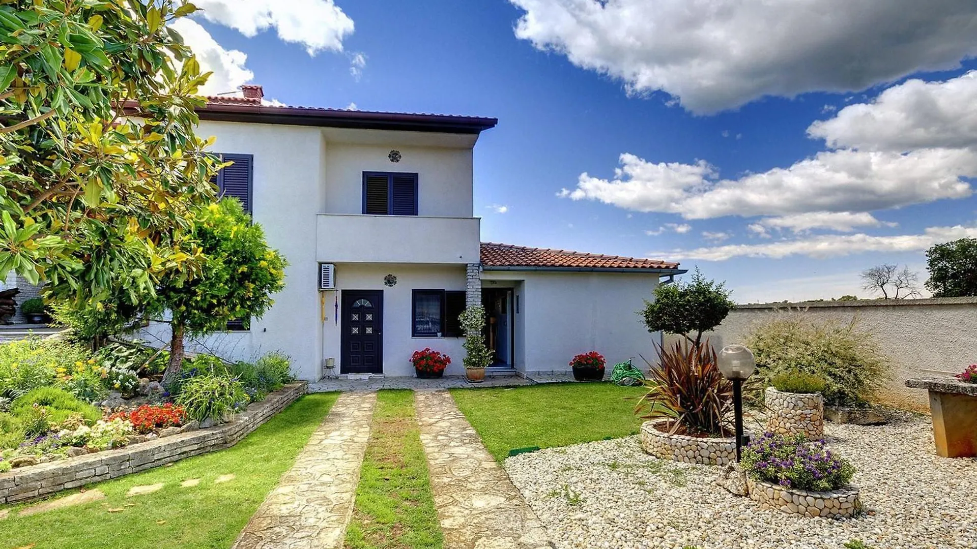 Adorable Apartment With Covered Terrace And Pool Pola