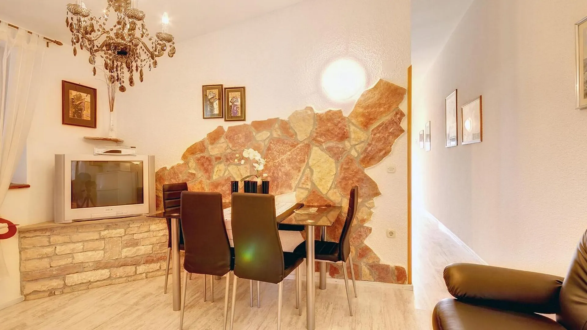Adorable Apartment With Covered Terrace And Pool Pula