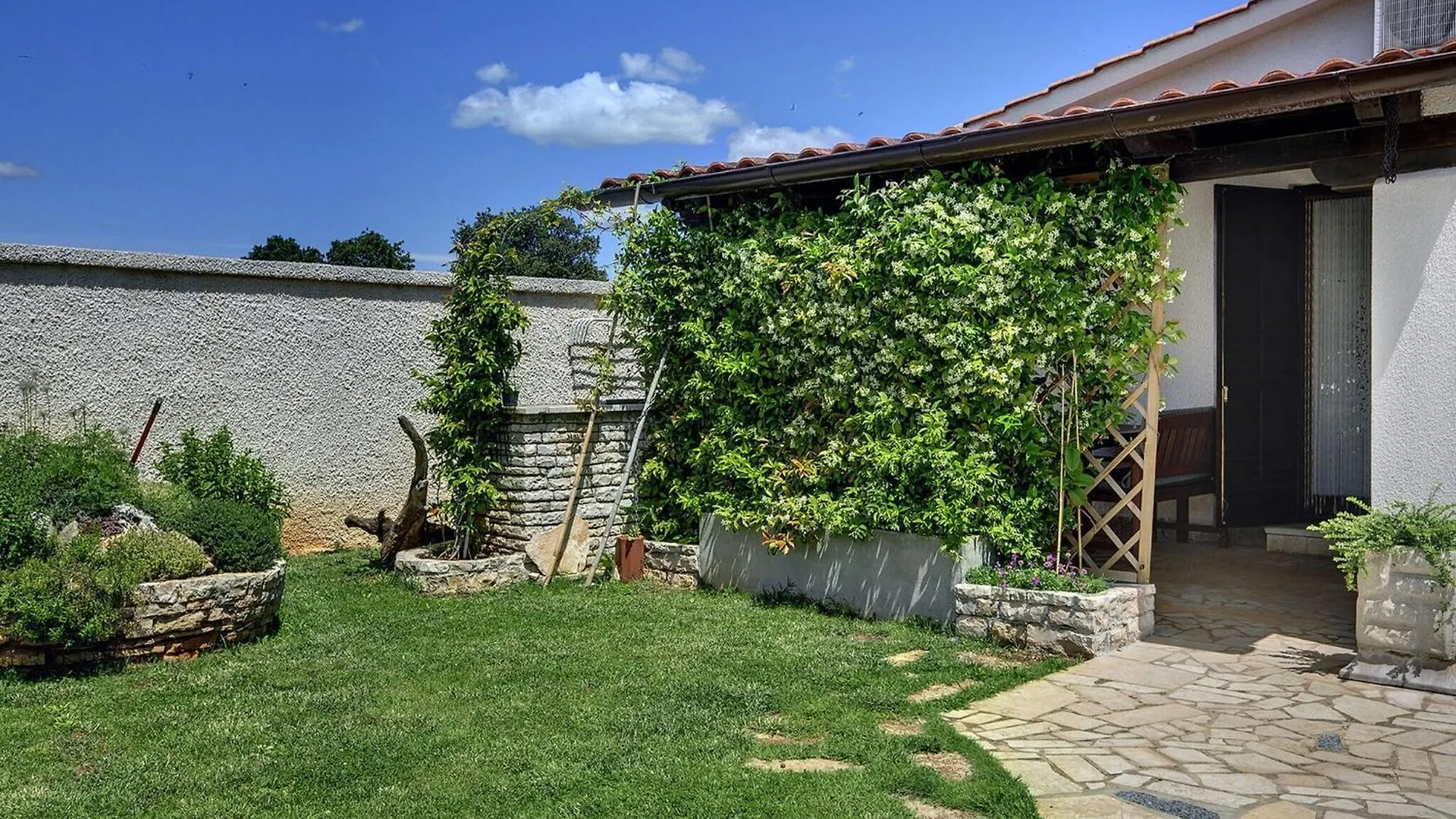 Adorable Apartment With Covered Terrace And Pool Pola