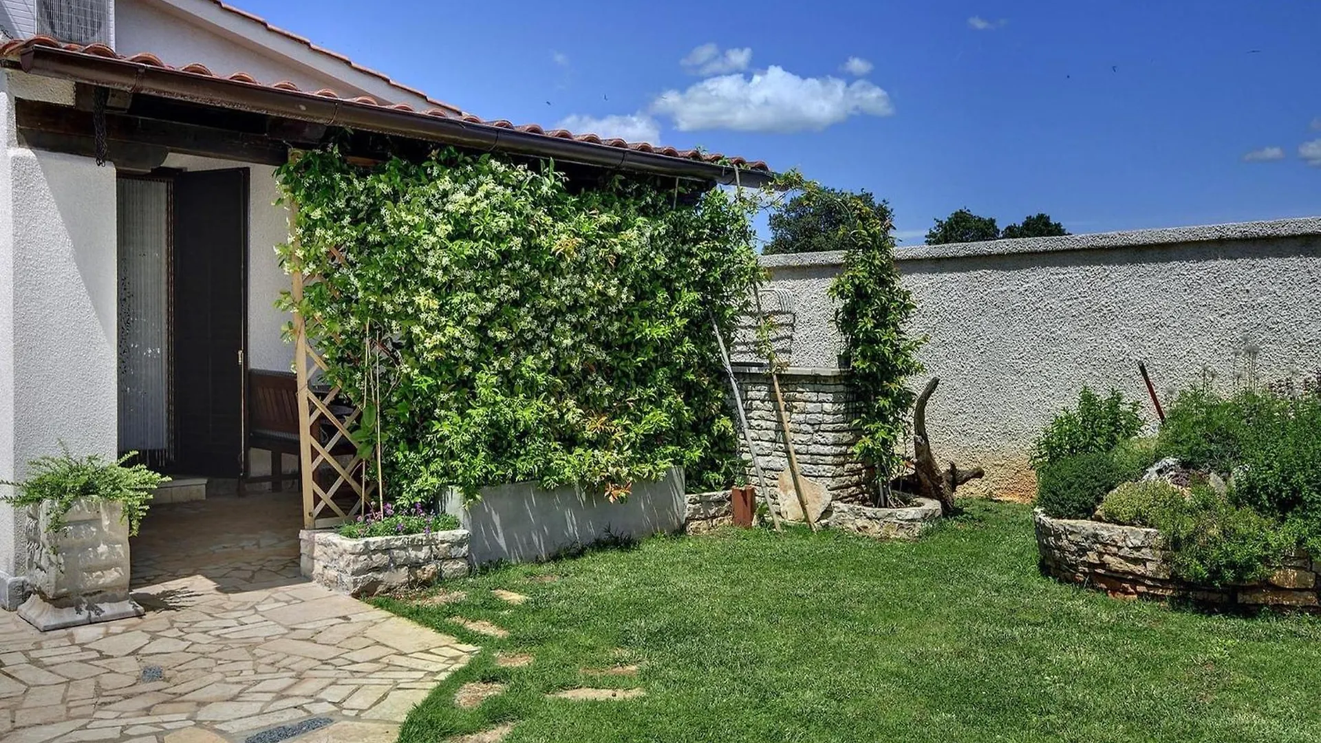 Adorable Apartment With Covered Terrace And Pool Pola