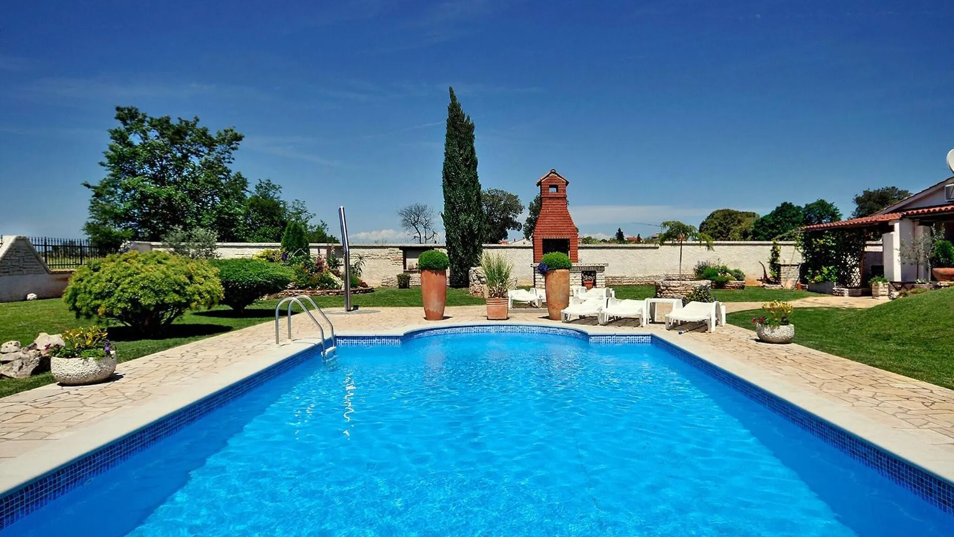 Adorable Apartment With Covered Terrace And Pool Pula