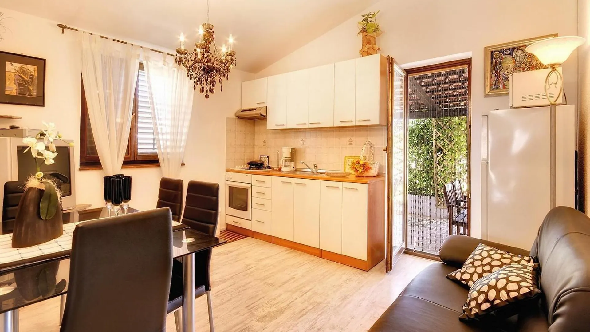 Adorable Apartment With Covered Terrace And Pool Pula