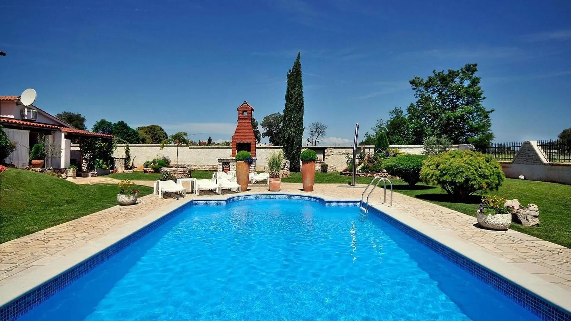 Adorable Apartment With Covered Terrace And Pool Pula Croatia