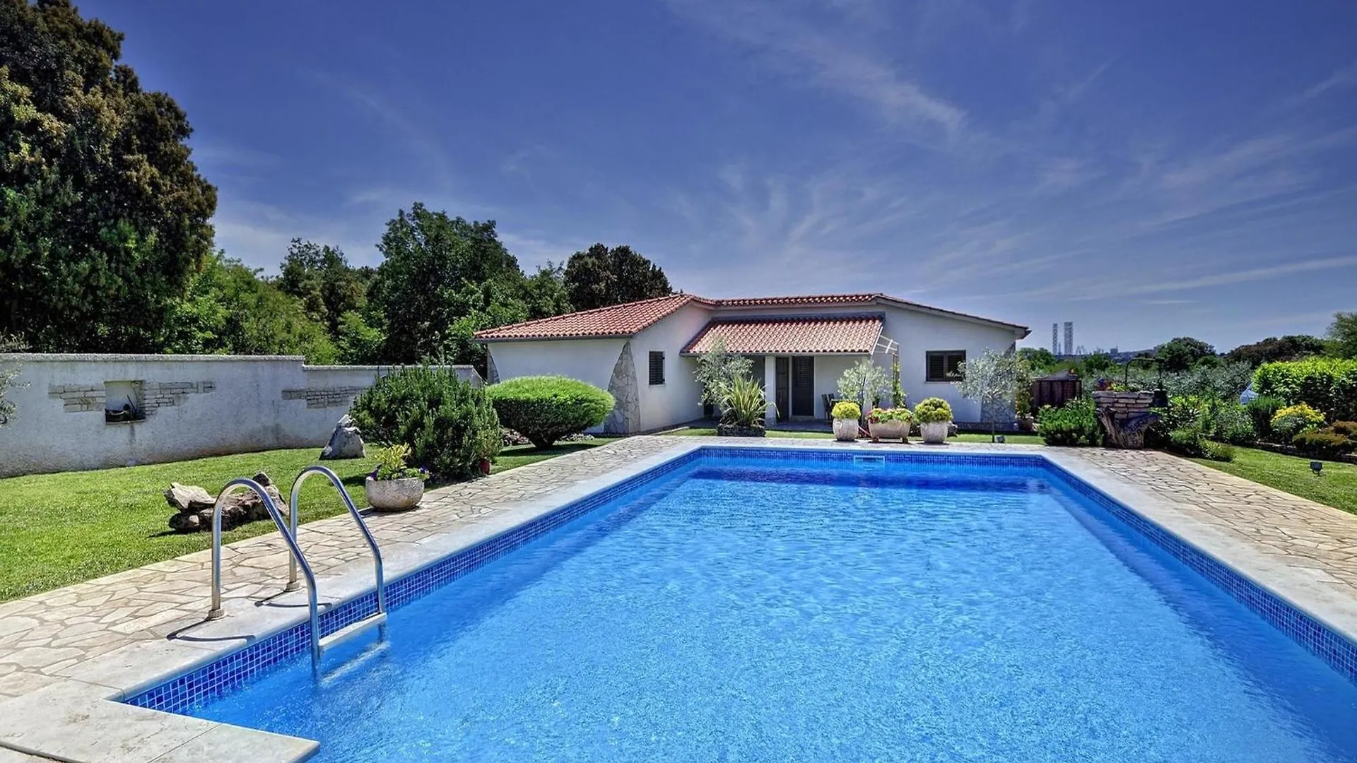 Adorable Apartment With Covered Terrace And Pool Pula 0*,